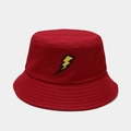 Détail d'un chapeau bob en coton rouge avec broderie éclair jaune et bordure surpiquée - M (56-58cm) / Bordeaux