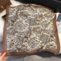 Élégant grand foulard carré en soie à motif cachemire aux tons marron et beige - Style Paisley Caramel (W-478)