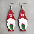 Detailaufnahme der Weihnachts-Gnom-Ohrhänger aus Holz mit festlichen roten und grünen Farben - Gnom