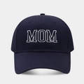 Primer plano detallado del bordado blanco MOM en gorra de béisbol de algodón azul - Contorno MOM / Azul marino