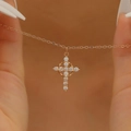 Collana a croce con corona in oro rosa e cristalli scintillanti tenuta in mano - Oro KC 9556 (Rame)