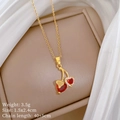 Détail du collier cerise avec cristaux coeur rouges et pierres micro-incrustées - Style Cerise Dorée (G145)
