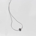 Minimalistische zilveren ketting met een donkergrijze parel en strakke schaduweffecten - Grijze Kunstparel