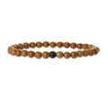 Détail macro de perles œil de tigre 6mm marron avec un accent noir sur bracelet élastique - Jaspe