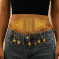 Detailaufnahme einer hohlen Gold-Taillenkette mit Quastenmünzen an einem Modell - Hohlmünze Quasten-Bauchkette (9126) / Goldimitat