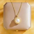 Collier élégant en or avec grande perle blanche et pendentif serti de zircons brillants - Perles De Dentelle Dorées