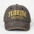 Primer plano del bordado amarillo Florida en gorra de béisbol de algodón lavado gris oscuro - café