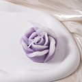 Detail of rose-shaped scented candle with purple gradient and white decorative ribbon - Gradient Purple