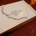 Collana in argento con frange di paillettes a foglia e nappe su vassoio decorativo - Argento