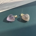 Macro di ciondoli a cuore in ametista e quarzo fumé con chiusura dorata su pelle scura - Ametista