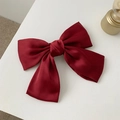 Barrette à cheveux nœud géant en satin rouge JK texture lisse sur fond blanc - Grande pince à cheveux bordeaux