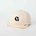 Dettaglio del cappellino per neonati in cotone crema con ricamo G e etichetta gialla - 50cm (1-3 anni) / Bianco Sporco
