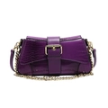 Borsa sottobraccio viola motivo coccodrillo con catena dorata e finitura lucida - Viola