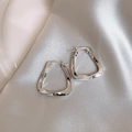 Macro detail van zilveren geometrische oorringen op elegante zijden achtergrond - Trapeziumvormige Gesp (2#) / Zilver