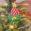 Weihnachtsbaum-Anhänger aus Fimo mit rot-weißen Spiralstreifen und goldenem Glöckchen - Baum mit grüner Schleife Stil D