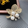 Élégante broche en forme de feuille dorée avec perles blanches et cristaux pavés - BZ068 Triple Perle en Forme de Feuille
