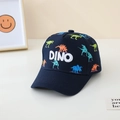 Détail de casquette enfant avec broderie DINO et motifs de dinosaures colorés - 52cm (2-5 Ans) / Bleu marine