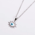 Dettaglio collana in acciaio argento con pendente ovale a occhio greco stile raggio - Colore Acciaio Occhio Bianco