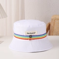 Bob blanc avec rayures arc-en-ciel, anneau métallique et écusson à lettres - M (56-58cm) / Blanc Avec Rayures Arc-en-Ciel