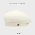 Klassische weiße Baskenmütze aus Wolle für Damen mit elegantem JM-Metallemblem - Einheitsgröße (54-58CM) / Weiß