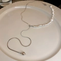 Detalle macro del collar en Y plateado con perla y cuentas de plata irregulares - Estilo de Borla de Perlas y Cuentas de Plata Irregulares