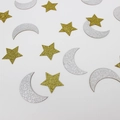 Glitzernde goldene Sterne und silberne Monde als Konfetti für Geburtstagsfeiern - Silberner Mond und Goldener Stern