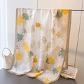 Dettaglio di sciarpa in seta con eleganti stampe di crisantemi gialli e consistenza setosa - 180*80cm / Bordo Cachi (XD36-2)