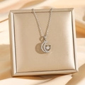 Collana d'argento con ciondolo a luna e cuore con zirconi su una scatola di gioielli - Cuore di Luna d'Argento (8641)