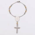 Detail eines zweifarbigen Edelstahl-Perlenarmbands mit Silberkreuz und religiöser Medaille - Bi-Color (Gold & Silber)