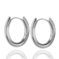 Détail macro de boucles d'oreilles huggies en acier poli argenté avec fermoir charnière - Boucles d'Oreilles Huggie Ovales Couleur Acier