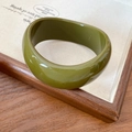 Brazalete geométrico de acrílico verde oliva con acabado brillante y diseño ancho retro - Estilo Redondo / Verde