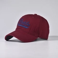 Détail d'une casquette bordeaux en coton avec broderie Brkln bleue et visière incurvée - Bordeaux