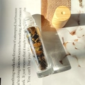 Flacon d'huile essentielle en verre avec cristaux d'oeil de tigre et bouchon bois - Œil de tigre