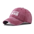 Primer plano de gorra de béisbol de algodón lavado burdeos con bordado de letras - Ajustable / Burdeos