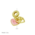 Detailansicht von rosa Herzanhänger und MOM-Ausschnitt für Damenarmbänder in Gold - DB2408013-A (Gold Rosa Herz MOM Anhänger)