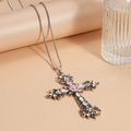 Dettaglio del ciondolo a croce argento vintage con gemma rosa e strass brillanti - Croce d'Argento con Pietra Preziosa Rosa (HN8807)