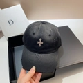 Detail der schwarzen Baseballkappe im Distressed-Look mit silbernem Kreuz und Verpackung - Schwarz