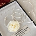 Dettaglio del choker con rosa in tessuto crema con lunghi lacci in seta e perle - Fiore di Raso Beige