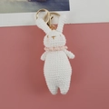 Portachiavi con coniglietto bianco fatto a mano all'uncinetto e anello dorato - Stile Coniglio