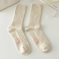 Haferfarbene gerippte Baumwollsocken mit rosa Logo-Detail in minimalistischem Design - Lockere Öffnung