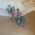 Details von böhmischen Blumenohrringen mit bunten Kristallen und langen Quasten - Silber Earring Post - Lila