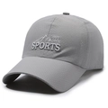 Gorra deportiva gris de malla transpirable con bordado blanco de montaña - Ajustable / Gris claro