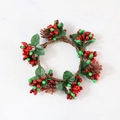 Détail d'une couronne de Noël avec des baies rouges, des feuilles et des pommes de pin brunes - Pommes de pin artificielles / Baies rouges et vertes avec pommes de pin artificielles