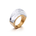 Anello minimalista in acciaio inox dorato con un grande cristallo trasparente sfaccettato - Bianco (KR44971-K)