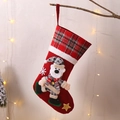 Calza di Natale rossa con bordo a quadri e orso polare in peluche su sfondo di fiocchi - Orso a Quadri Rosso