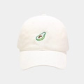 Dettaglio del ricamo a forma di avocado su berretto da baseball in cotone crema - M (56-58cm) / Bianco
