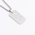Détail d'un pendentif rectangulaire en acier titane argenté avec lettre C sur chaîne - Lettre C / Argent
