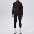 Detail van zwarte sportset met thermische fleecejack met rits en legging met hoge taille - S / Zwart