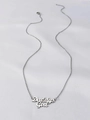 Detalle del colgante Daddy's Girl de acero inoxidable plateado sobre tela blanca - Estilo de Letra Daddy's Girl / Plateado