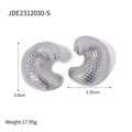 Fischschuppen-Ohrringe aus 18k vergoldetem Edelstahl in Silberoptik mit Maßangaben - JDE2312030-S / 3D-Ohrringe mit Schuppentextur (JDE2312030-S) / Silber